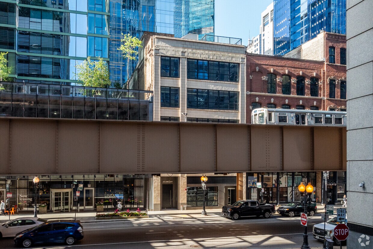 Foto principal - 223 W Lake St