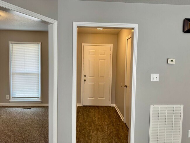 Foto del edificio - Charming 3-bedroom, 2-bathroom house with 1 Car Garage!