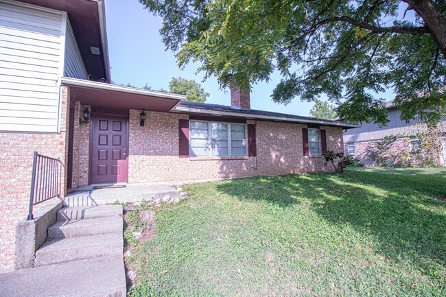 Building Photo - 724 Pear Tree Cir