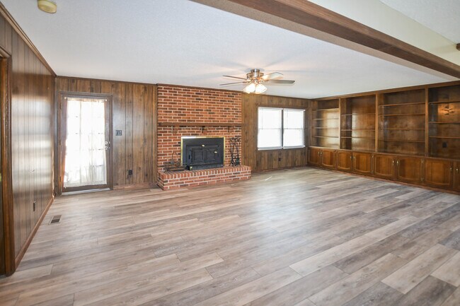 Building Photo - 804 Ashwood Dr