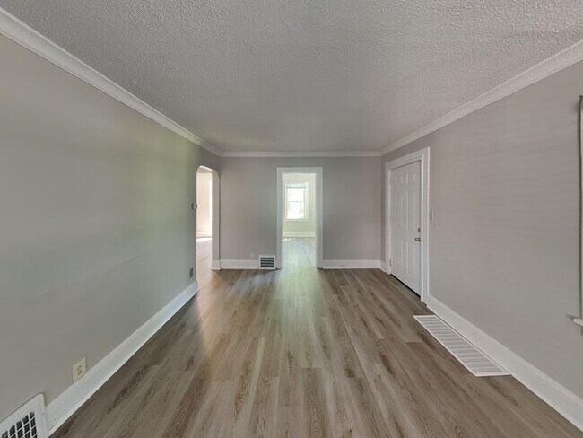 Building Photo - LEASING SPECIAL!! 2 Bedroom, 1 Bathroom Ho...