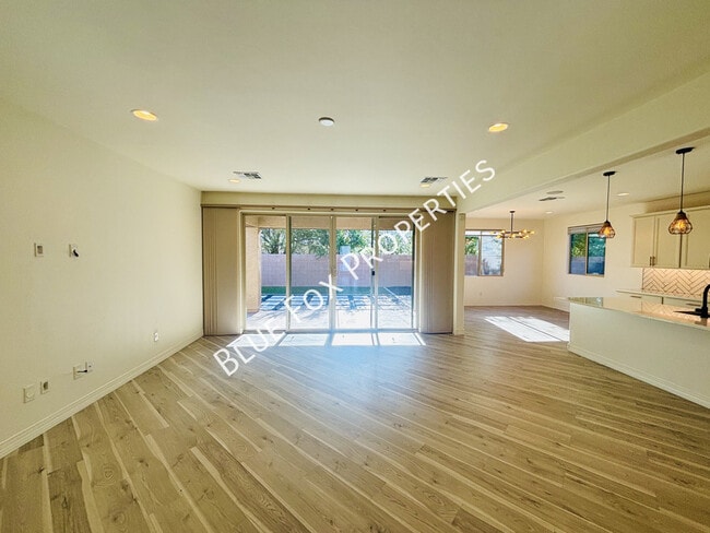 Foto del edificio - 8038 N Purple Aster Pl