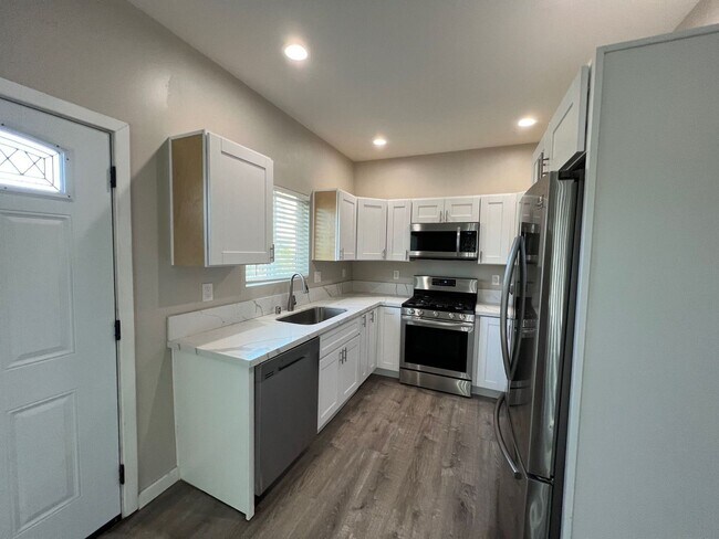 Foto del edificio - 4BD/2BA on Montezuma, Nice Patio!