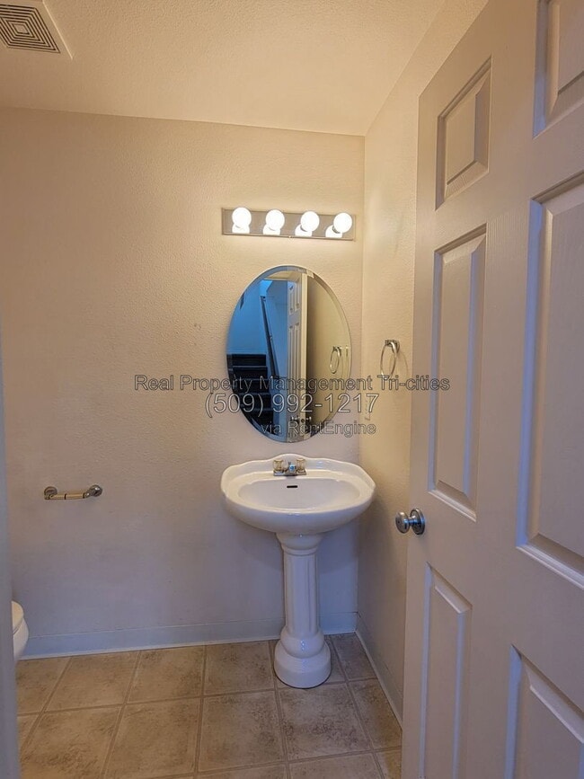 Foto del edificio - 7606 Quadra Dr
