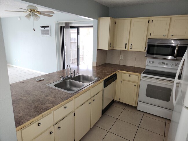 Building Photo - 76 Plainview Dr