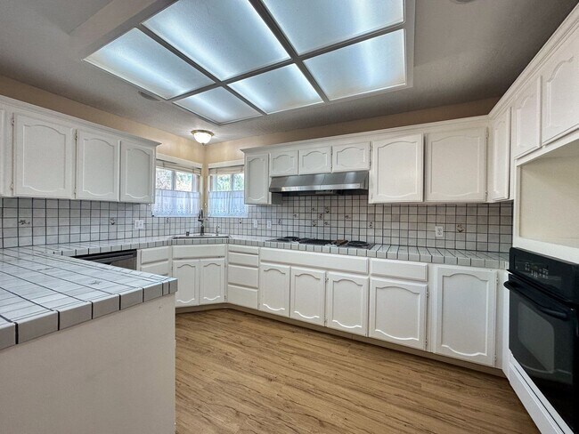 Building Photo - 1727 Coralee Dr