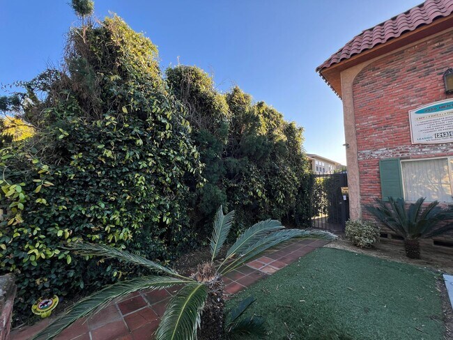 Foto del edificio - 3359 Mentone Ave