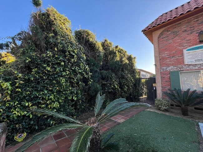 Building Photo - 3359 Mentone Ave