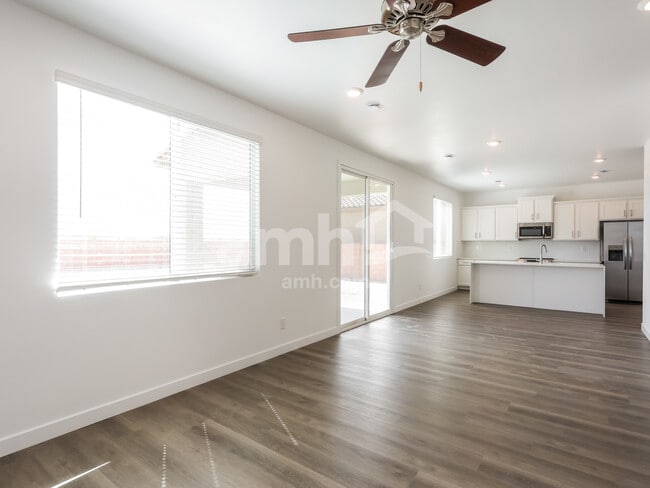 Foto del edificio - 18500 W Honeysuckle Dr