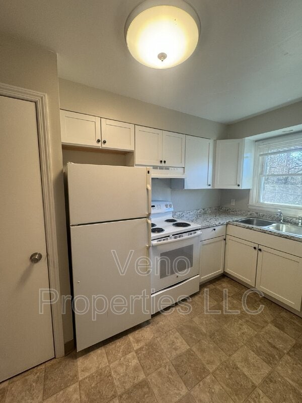 Building Photo - 9/11/13-13 Village Dr