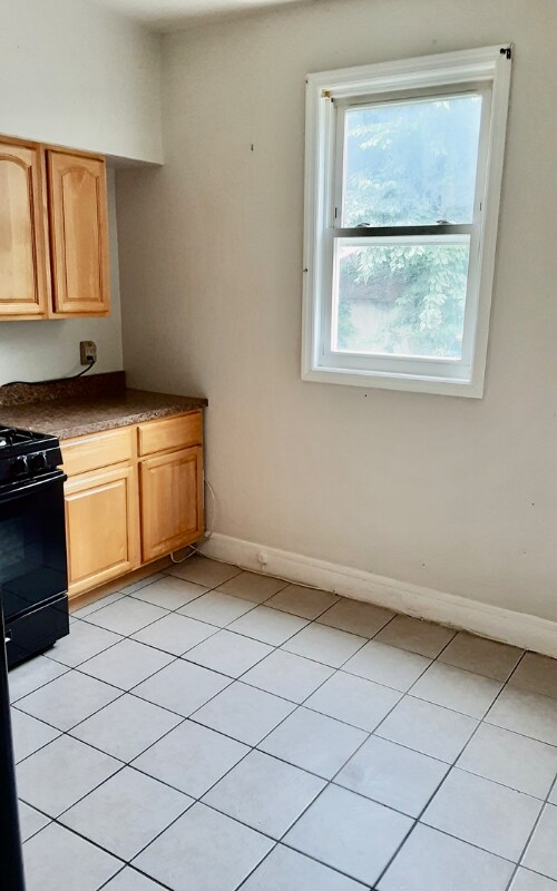 Building Photo - 144 Mapes Ave