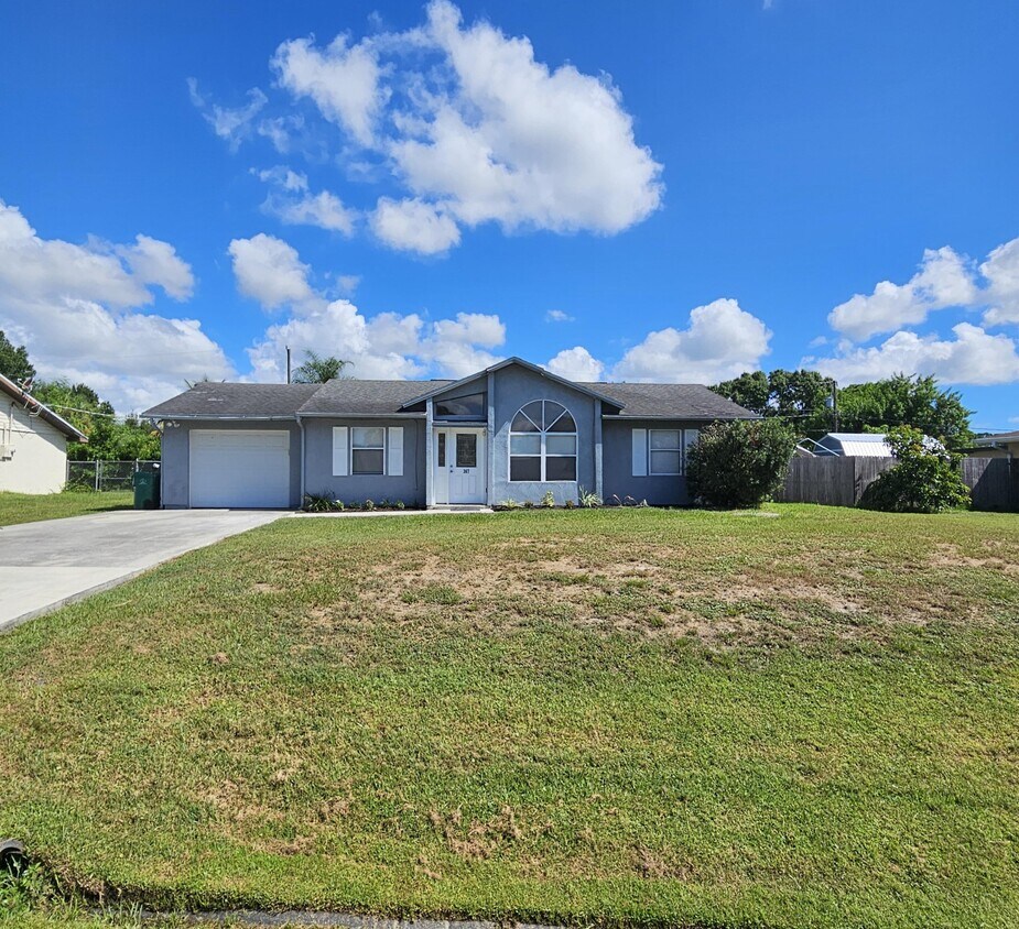 Foto principal - 367 NW Placid Ave