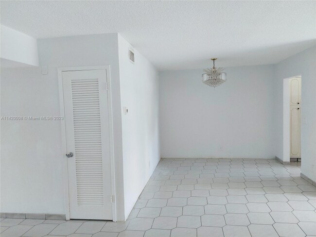 Building Photo - 501 Blue Heron Dr