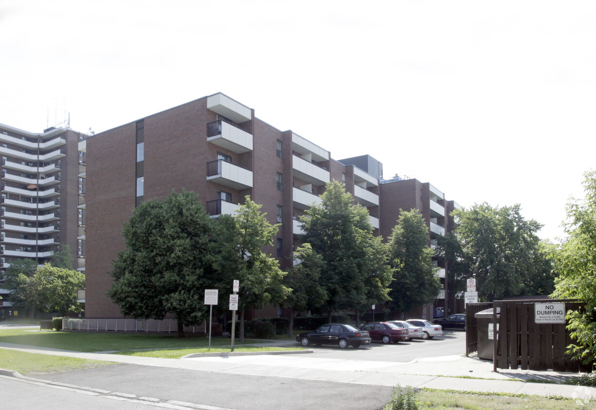 Building Photo - 3020 Queen Frederica Dr
