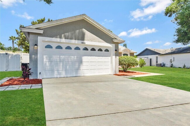 Foto del edificio - 15528 Hidden Lake Cir