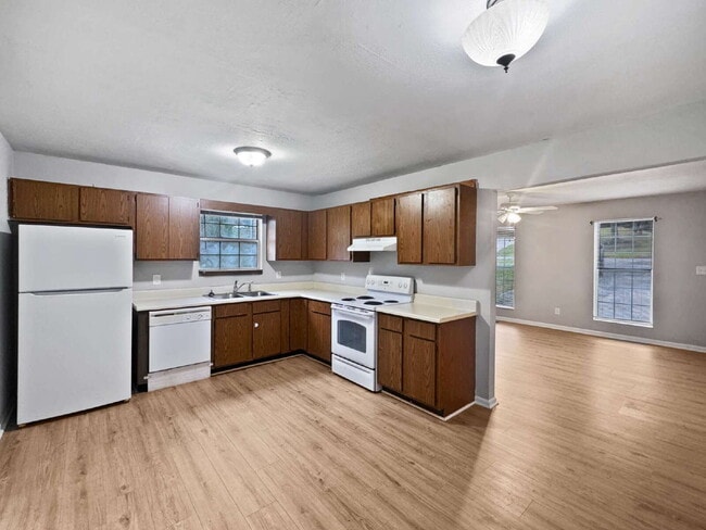 Building Photo - Townhouse Available Immediately in North H...