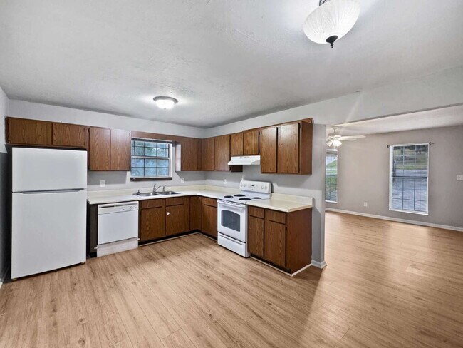 Foto del edificio - Townhouse Available Immediately in North H...