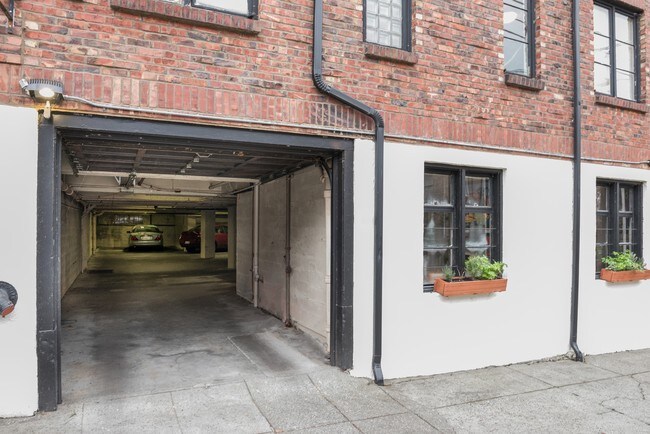 Building Photo - 420 13th Ave E