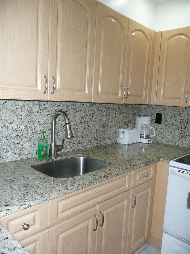 Foto del edificio - 17560 Atlantic Blvd