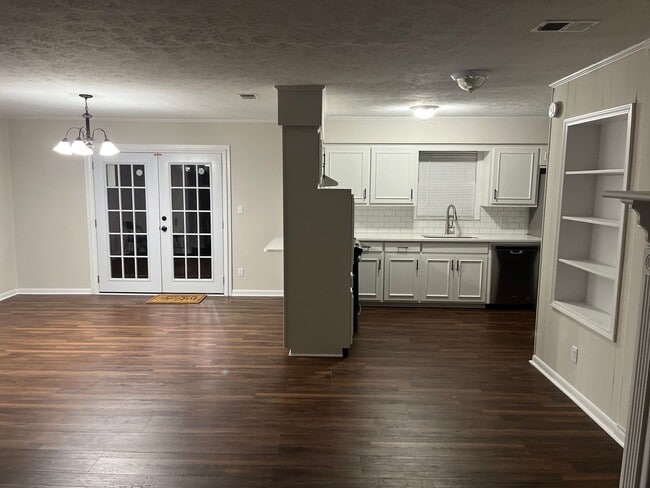 Building Photo - Holiday Special Save $800.00