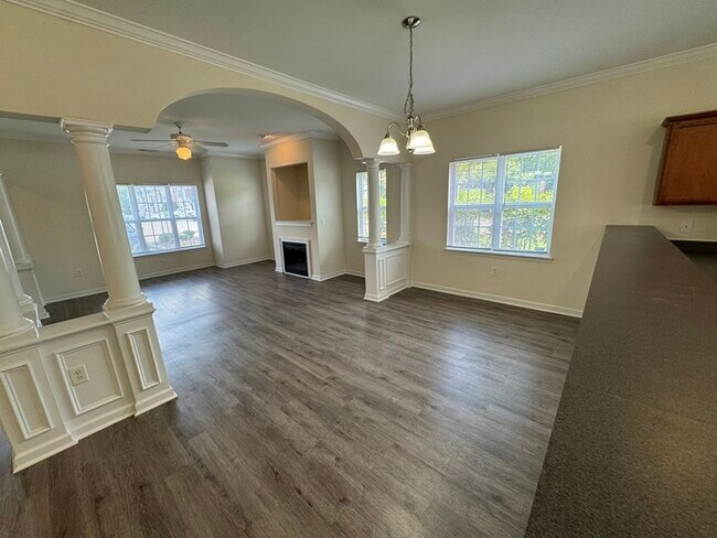 Foto del edificio - 3 Bed END UNIT! AVAILABLE NOW!