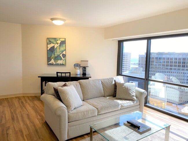Building Photo - Executive Centre - Fully furnished one bedroom with great views!