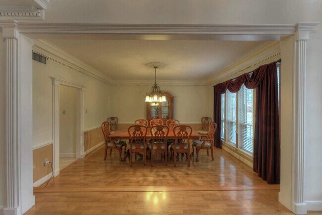 Building Photo - 8021 Hertfordshire Dr