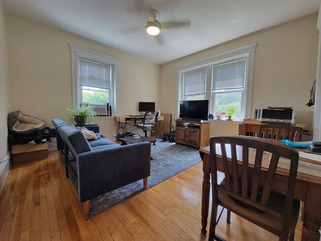 Building Photo - 164 Strathmore Rd