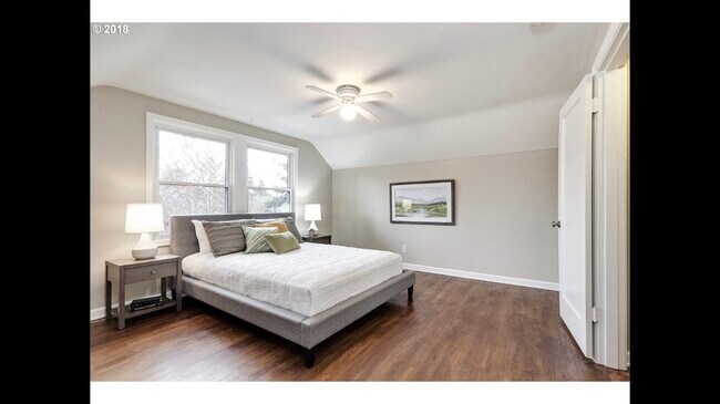 1 dormitorio privado en la planta alta (en la foto), 1 dormitorio en la planta principal de tamaño similar, con vista al patio trasero. (Foto pre-ensamblada, la unidad no se entrega amueblada) - 1429 NE Mason St