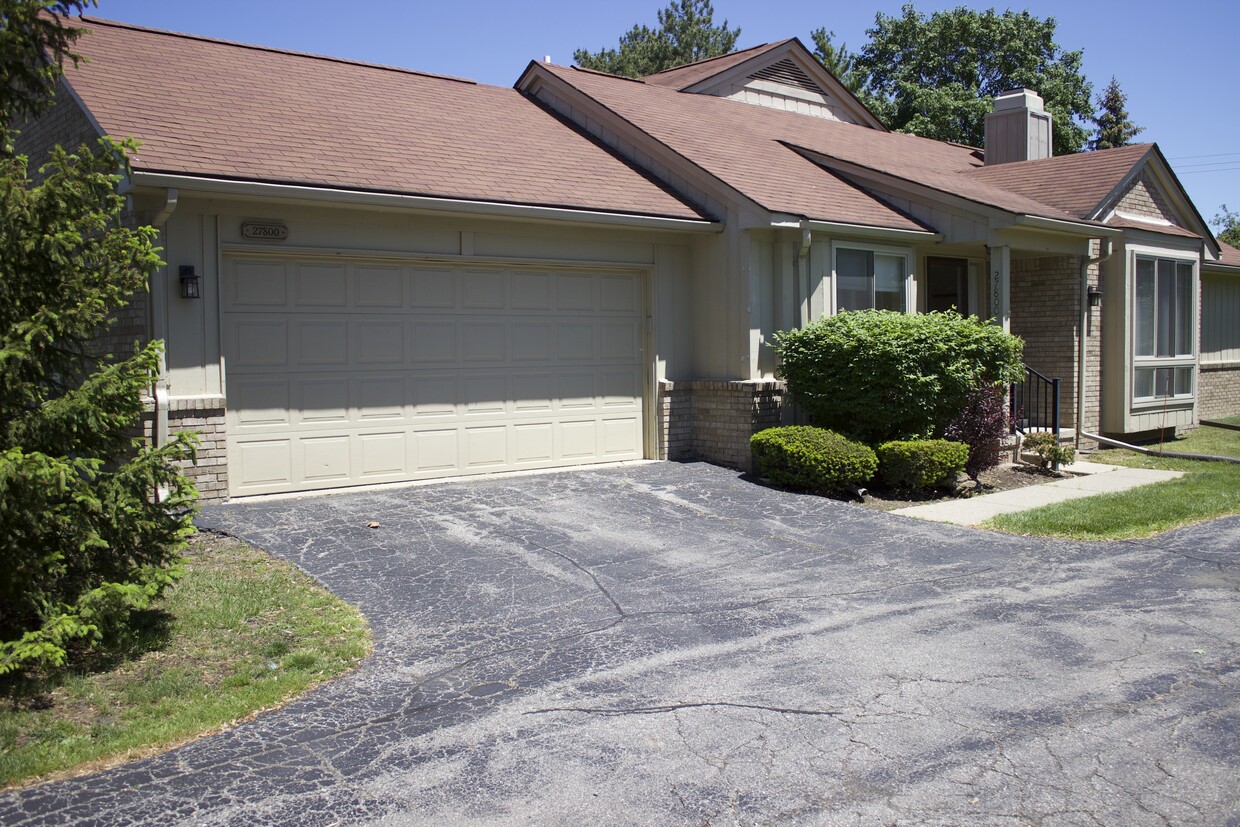 Primary Photo - 27800 Evergreen Rd