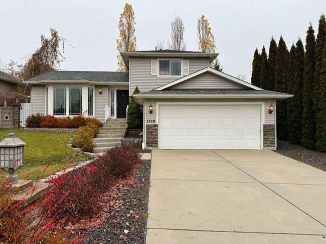 Building Photo - Stunning 3 Bed 2 Bath Eagle Ridge Home w/ Large Fenced Backyard and Raised Deck!