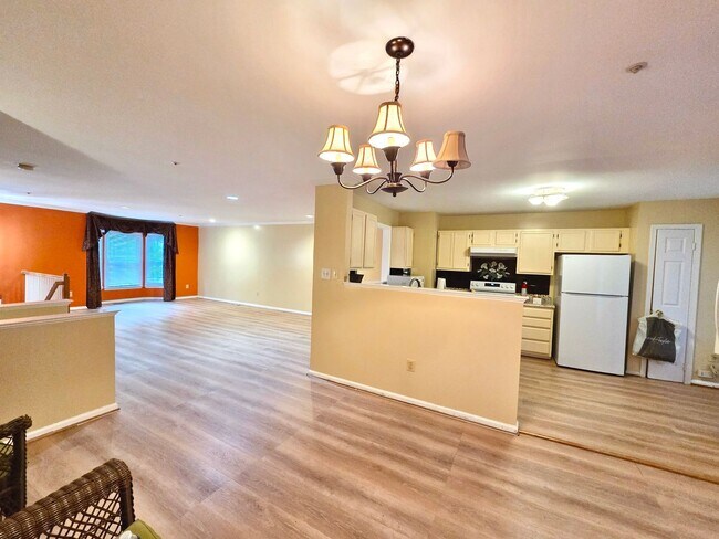 Building Photo - Charming 3 BR/2.5 BA Townhome in Silver Sp...