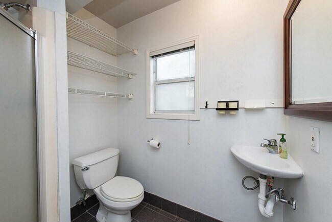 Building Photo - 5110 Patrick Henry St