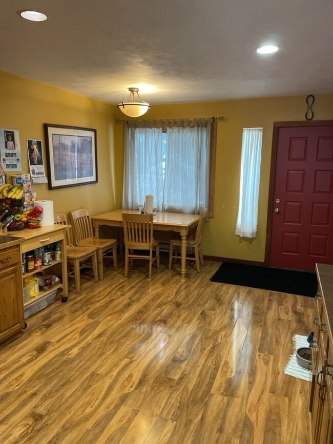 Foto del edificio - Woodworks Townhomes--Large 2 Bedroom/2Bath Unit on the Bus Route