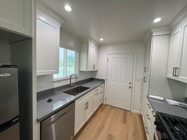 Building Photo - Beautiful 3 Bedroom, 1.5 Bath Home Availab...
