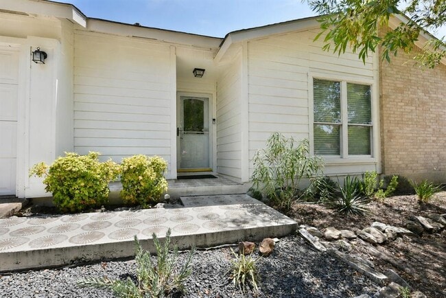 Building Photo - 8411 Romney Rd