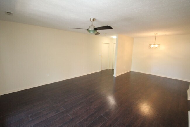Building Photo - 3rd Floor Condo in Quiet and Desirable Are...