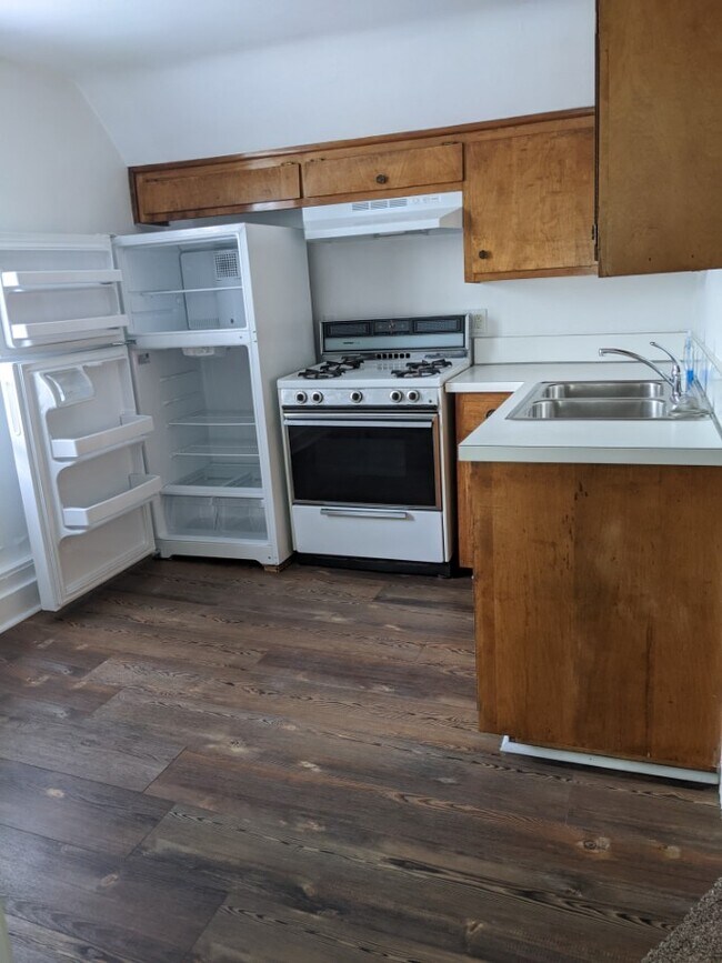 Large Kitchen - 525 30th St