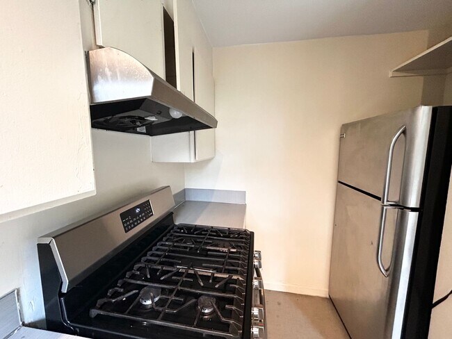 Building Photo - Charming 4 Bedroom 2 Bathroom Home!