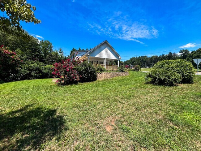 Building Photo - Adorable 4 bedroom, 3 bathroom home with S...