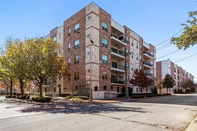 Foto del edificio - 15875 Spectrum Dr