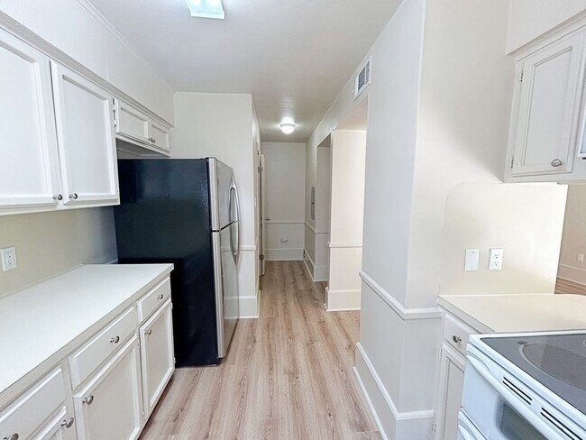 Building Photo - 2 Bedroom In Shenandoah Available now