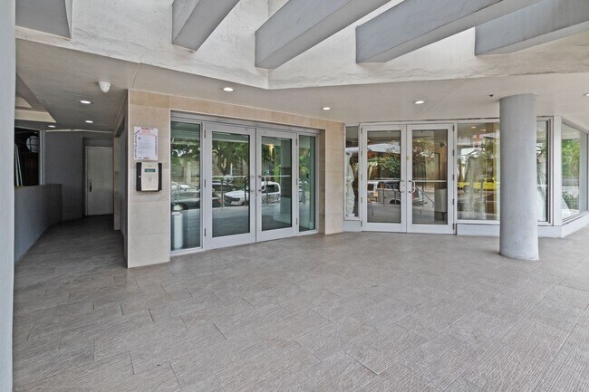 Foto del edificio - Luxury 2BR Penthouse in Coconut Grove | 1.5 Bath | Prime Miami Location