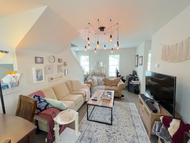 Building Photo - 611B E Duffy Ln
