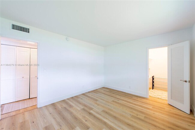 Building Photo - 1100 Pine Dr
