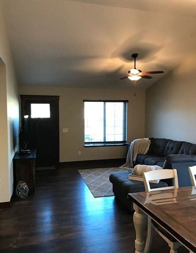 Foto del edificio - 866 Daisy Ln