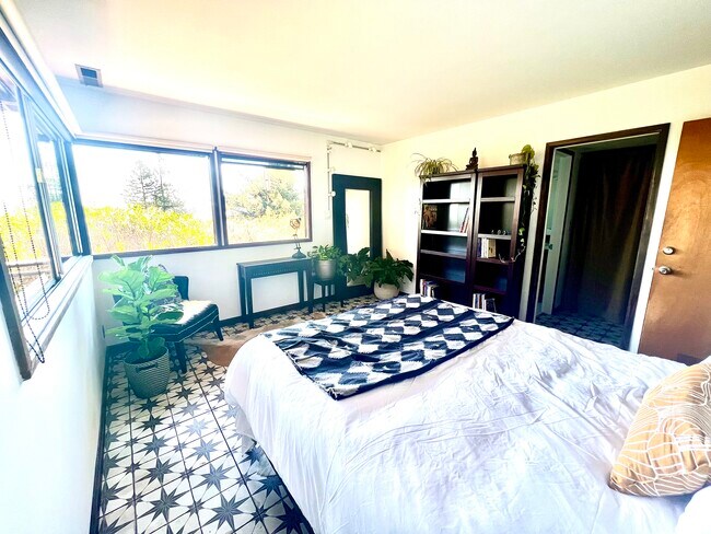 Bedroom - 10 Maybeck Twin Dr