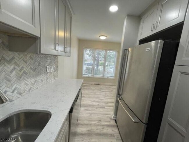 Foto del edificio - 39 Woodland Dr