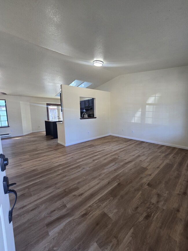 Building Photo - 581 Malibu Dr SE