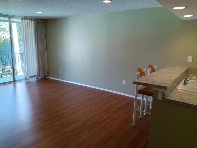 Foto del edificio - 12500 Melville Dr